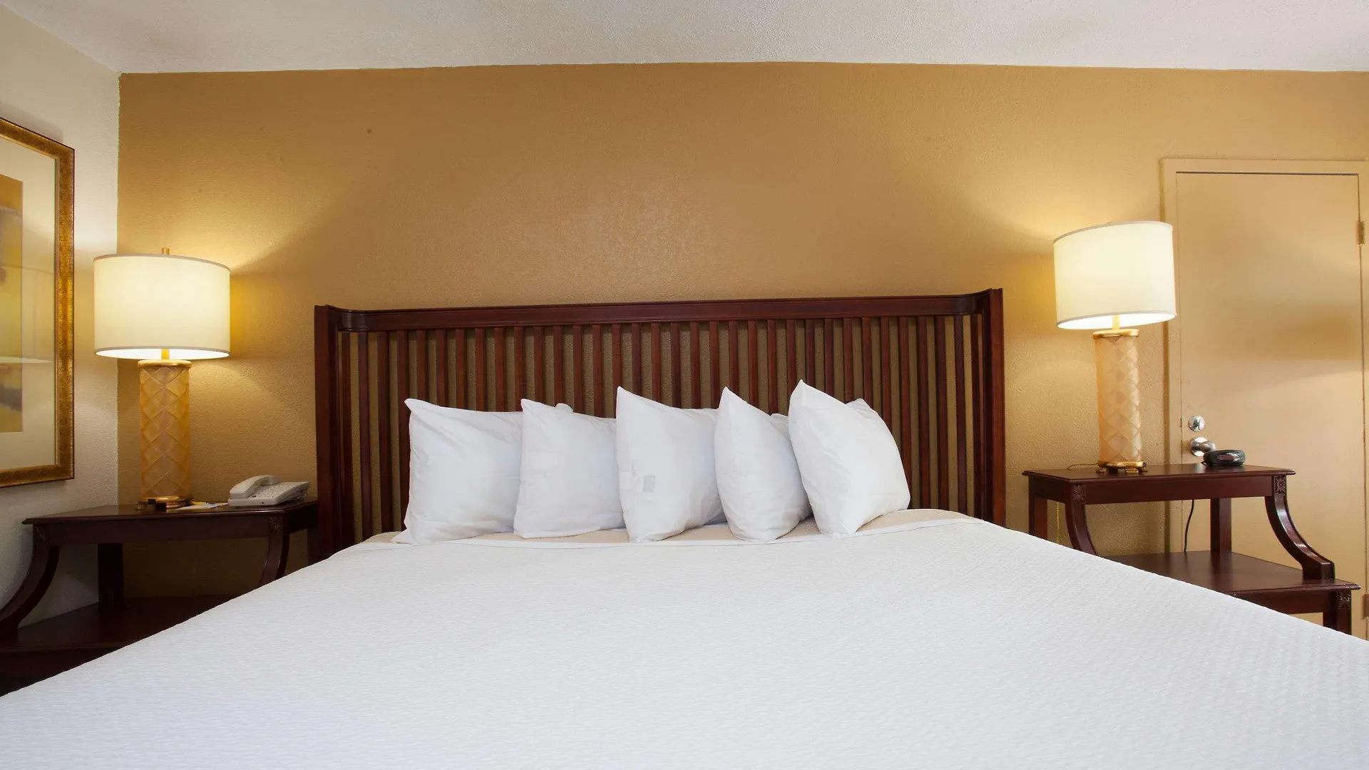 Days Inn By Wyndham Daytona Beach Speedway Hotel