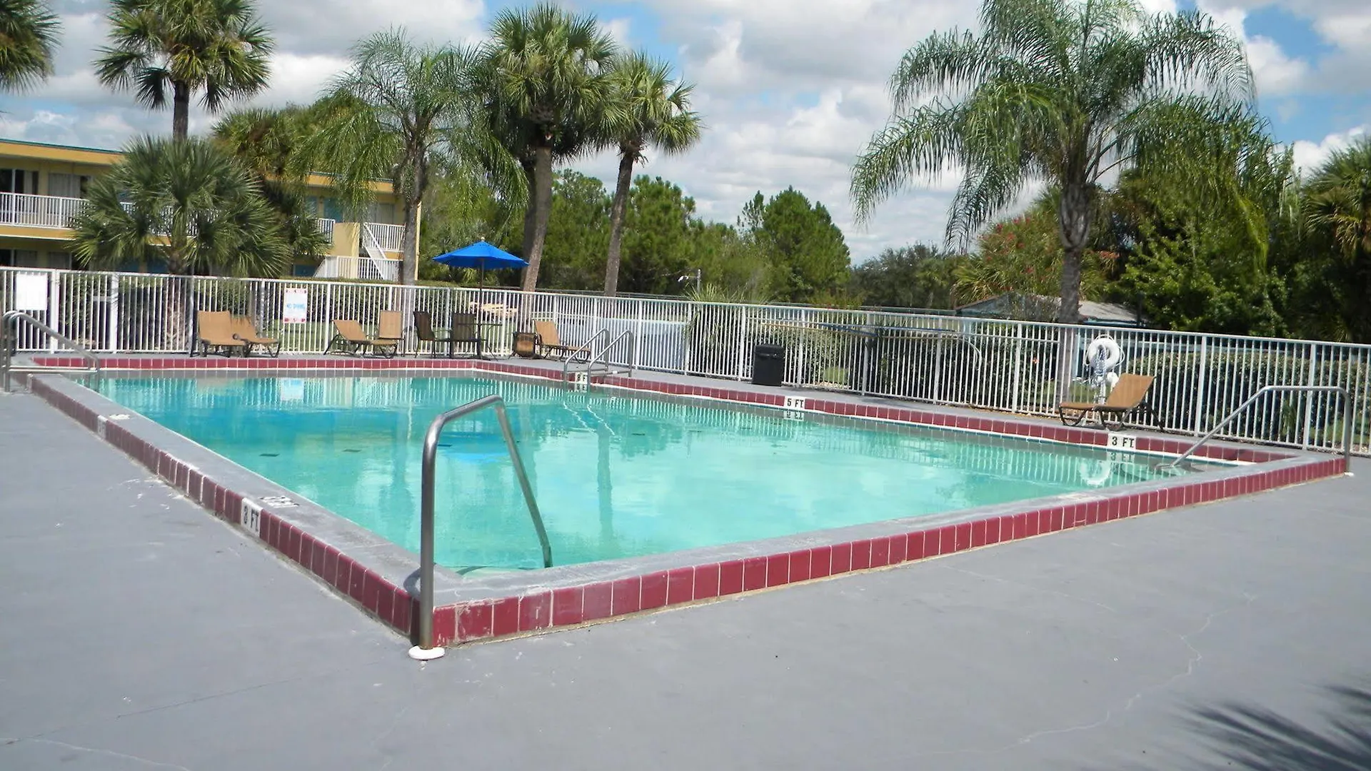 Days Inn By Wyndham Daytona Beach Speedway 2*,