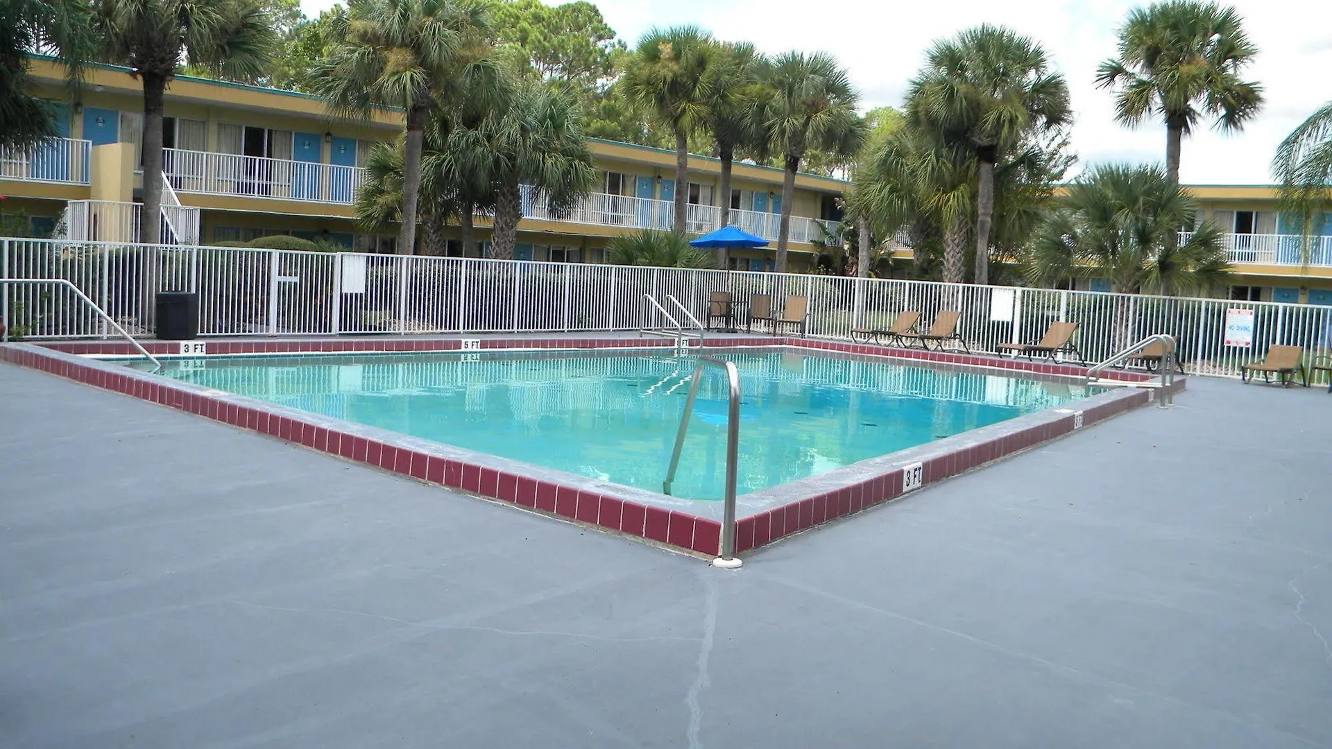 Days Inn By Wyndham Daytona Beach Speedway Hotel